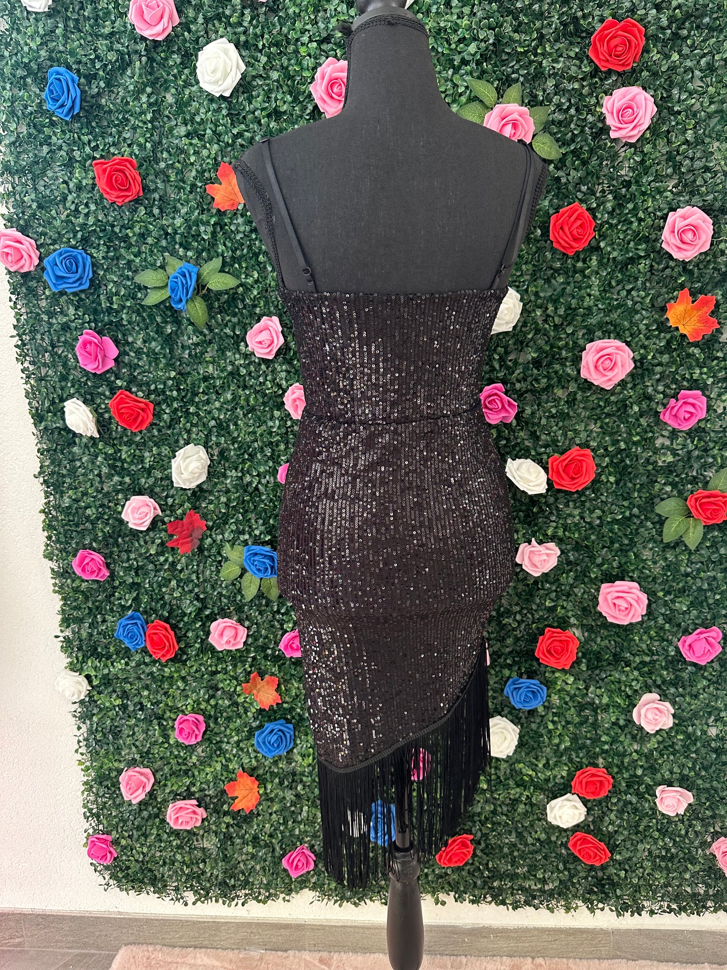 Robe noir brillants avec frange